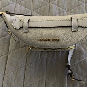 Michael Kors White Crossbody Bag with Sleek Design